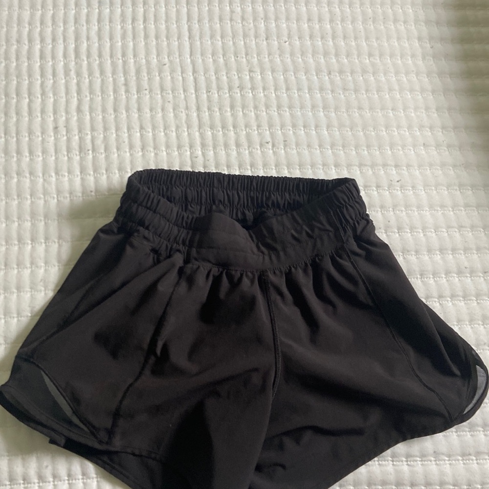 Lululemon Hotty Hot Low-Rise Lined Short 4". Size: 2